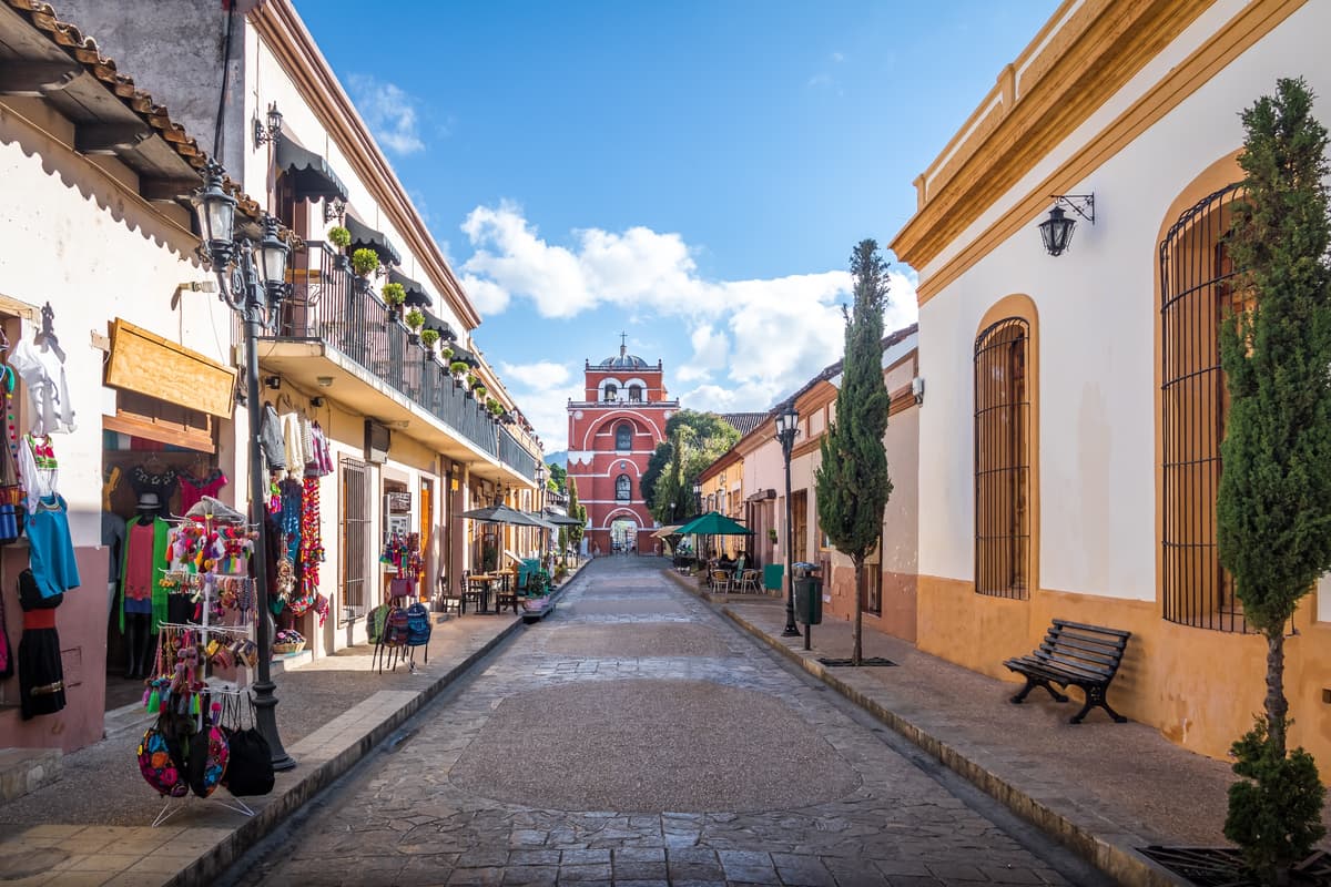 VUELO A TUXTLA GUTIÉRREZ Y TRASLADO A SAN CRISTÓBAL DE LAS CASAS
